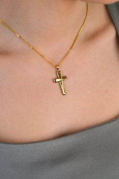 Złota zawieszka gładki krzyżyk ZA 3837A 333, próba 333. Złoty krzyżyk to bardzo elegancki wybór na prezent, który jest subtelny i ponadczasowy. Złota zawieszka w formie krzyżyka została wykonana z wysokiej jakości złota (3).JPG